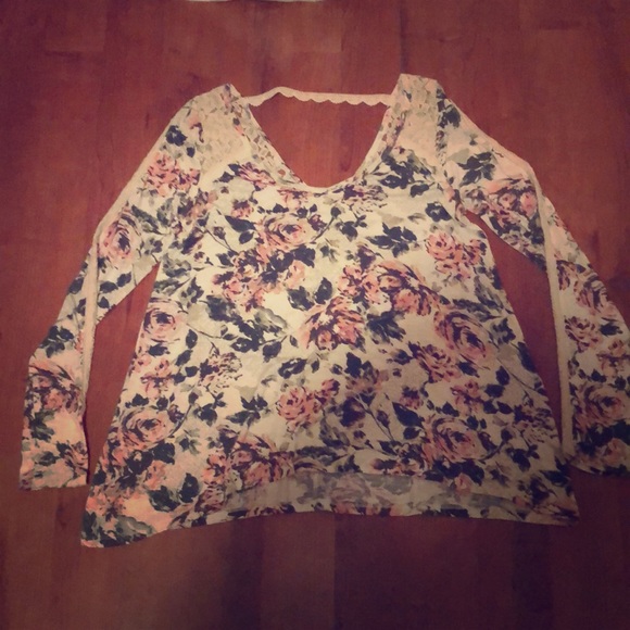 Abercrombie & Fitch Tops - Pretty flowered long-sleeved top